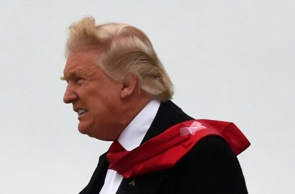 Изображение к статье: Порыв ветра обнаружил заклеенный скотчем галстук.