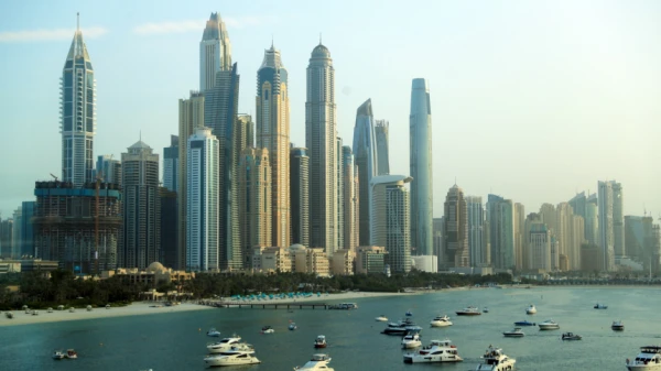 В Дубае обломки дронов Ирана упали возле жилых домов, ранены два человека