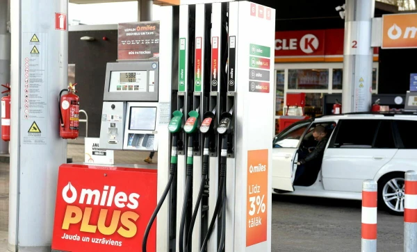 Иран нанес удары по танкерам: нефть дорожает, за ней растут цены на латвийских АЗС