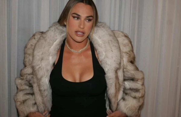 Шуба, колье и глубокий вырез — Арина Соболенко покрасовалась в роскошном образе от Gucci