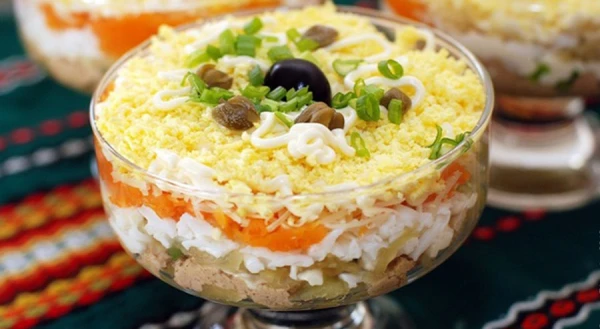 Вкусно и без лишних усилий: рецепт питательного и нежного салата с печенью трески