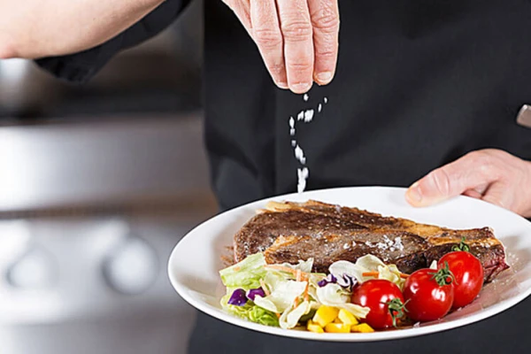 Частое досаливание пищи связали с ростом депрессивных симптомов