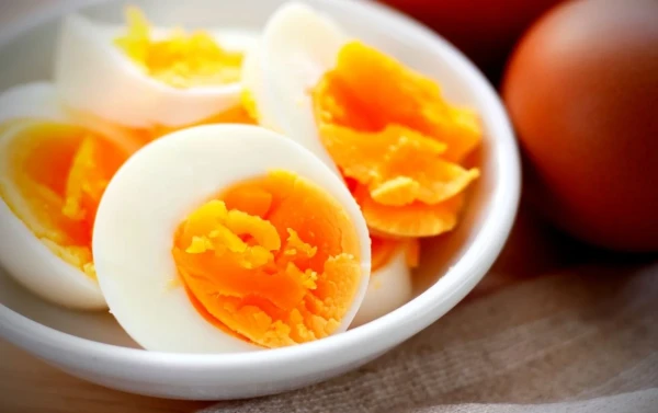 Изображение к статье: Яичный спор: белок или желток — кто опаснее?