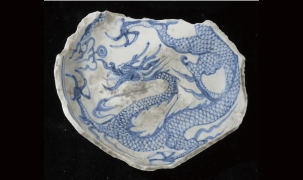 Часть древней керамики уже поднята на поверхность.