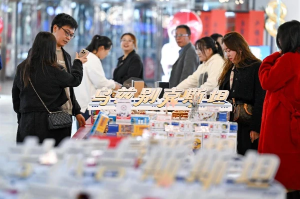 Изображение к статье: Иньчуань, Китай. Люди делают покупки в Центральноазиатском выставочно-торговом центре.