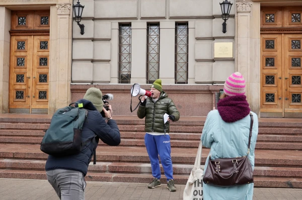 «Байба, не будь грязной тряпкой!»:  напротив МИДа Латвии хило протестовали против ударов по Ирану