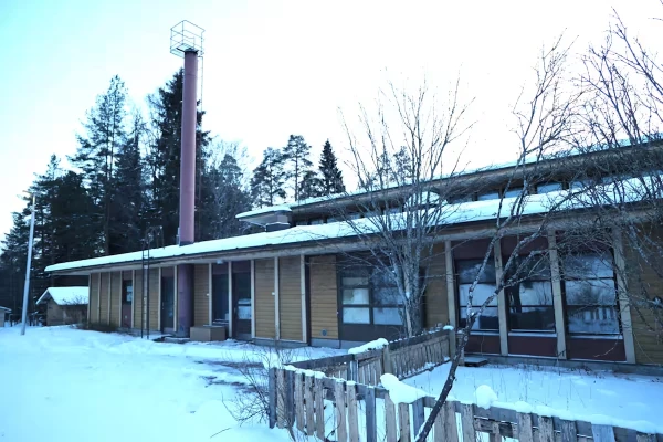 Изображение к статье: Деревянное здание построено в 1981 году.