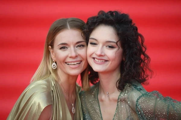 Изображение к статье: После пяти лет брака: дочь Толкалиной пришла на развод в необычном образе