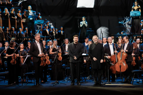 Изображение к статье: Петр Дранга с коллективом Мариинки.