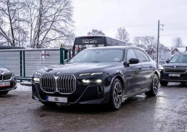 Изображение к статье: Мог бы и на «Шкоде» - в сети обсуждают авто президента Латвии