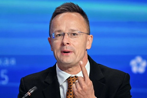 Сийярто призвал ЕС немедленно разрешить поставки топлива из России