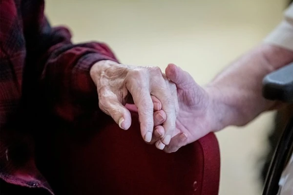 Назван простой способ улучшить состояние людей с деменцией