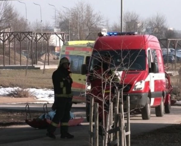 Изображение к статье: Спасатели вынесли на берег и венок… В Риге женщина прыгнула с Островного моста на лёд