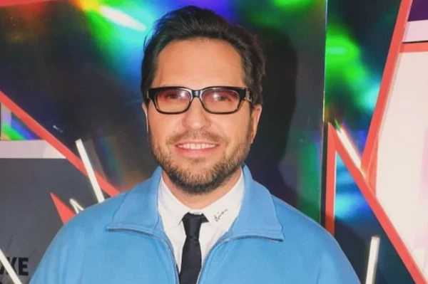 Ему все это просто смешно.