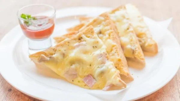 Вкусный завтрак: горячие бутерброды с копченой курицей