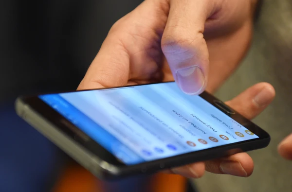 Мобильные телефоны в школах будут запрещены вплоть до 9-го класса