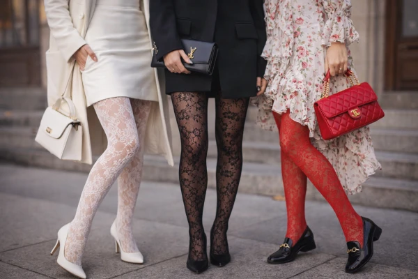 Изображение к статье: Кружевные колготки снова в моде: как носить главный тренд сезона
