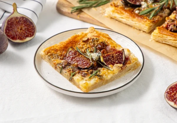 Изысканный вкус, простота в приготовлении: готовим пирог с инжиром и сыром