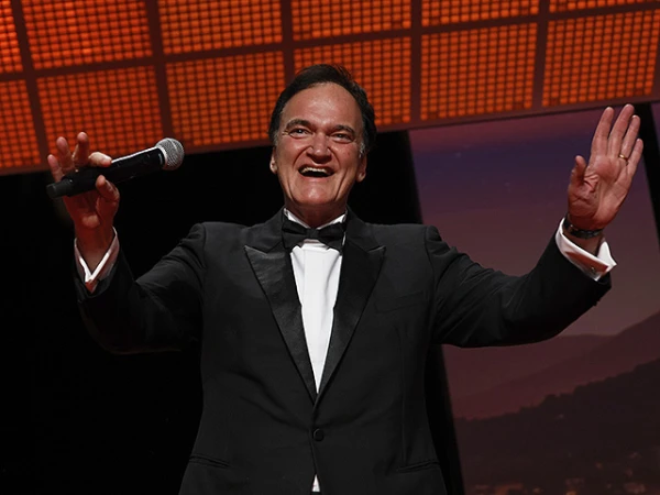 Этот кавалер - весьма самодовольный.