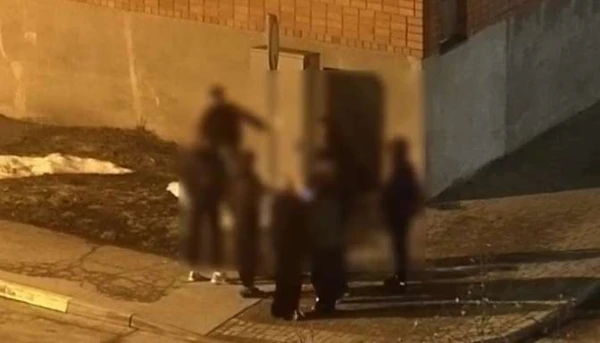 Безрассудные подростки! В Даугавпилсе пьяная молодежь громит окрестности. Добрались и до распределительного шкафа