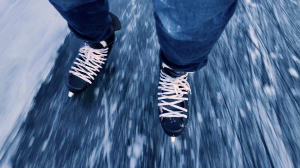Изображение к статье: На коньках скользить самое то, а на обычной обуви опасно.