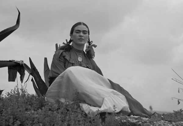 В шесть лет переболела полиомиелитом, последствия которого остались навсегда, а в восемнадцать лет попала в серьёзную автомобильную аварию, после которой пришлось перенести многочисленные операции, повлиявшие на всю её жизнь.