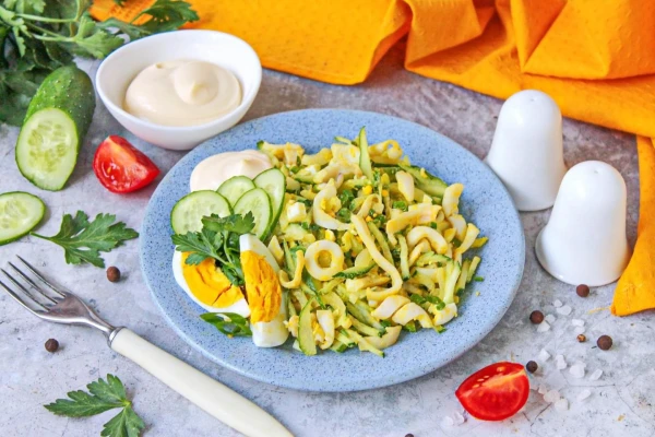 Изображение к статье: Салат с кальмарами по-камчатски: необычная закуска с пикантной заправкой