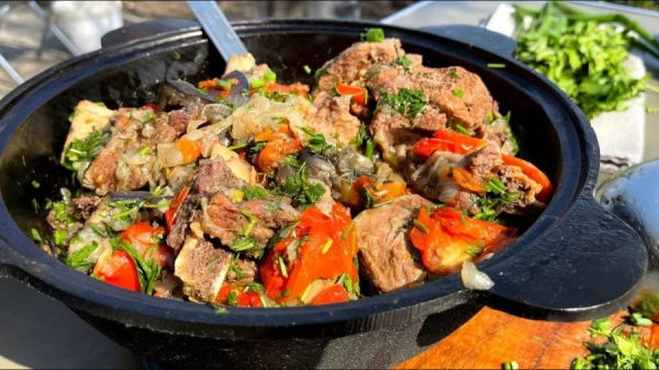 Восхитительно ароматная и вкусная хашлама с мясом: пошаговый рецепт