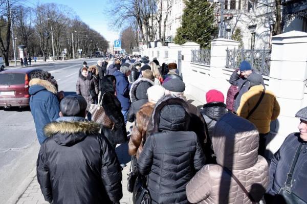 Очередь у посольства РФ в Риге из желающих проголосовать на выборах президента России в 2018 году.