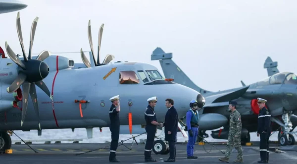 Изображение к статье: Президент Макрон посетил авианосец.