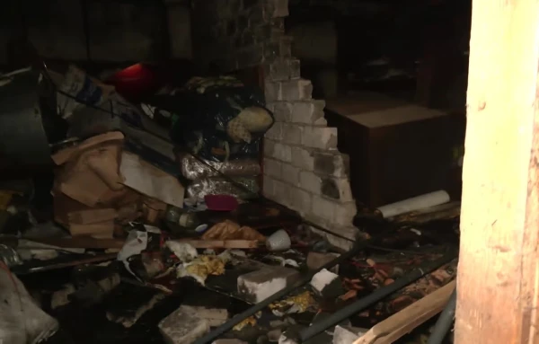 Родственники не пускают его в квартиру, поэтому он спит в подвале… В Болдерае жильцы чуть не сгорели из-за соседа