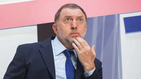 Изображение к статье: Миллиардер с тревогой следит за новостями.