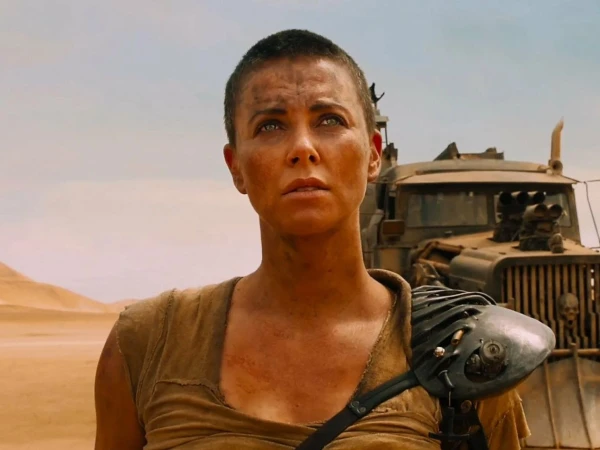 Изображение к статье: Шарлиз Терон  в фильме “Безумный Макс: дорога ярости”