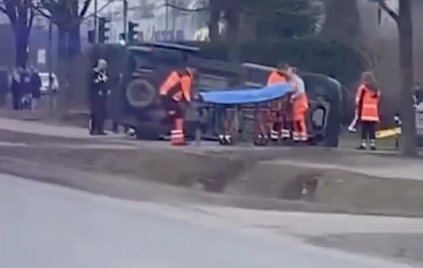 Смертельное ДТП в Елгаве: микроавтобус опрокинулся на тротуаре