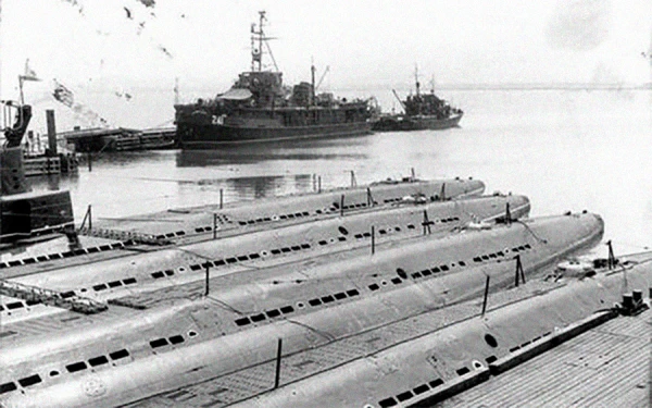 Изображение к статье: Албания получила целую флотилию подводных лодок и надводных судов.