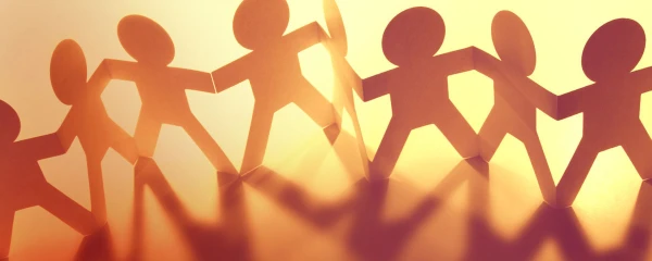 Почему человеку нужны люди: психолог объяснила роль социальных связей