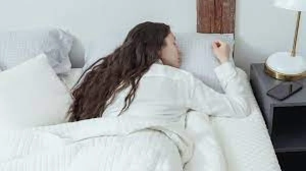 Врач назвал наиболее опасную позу для сна