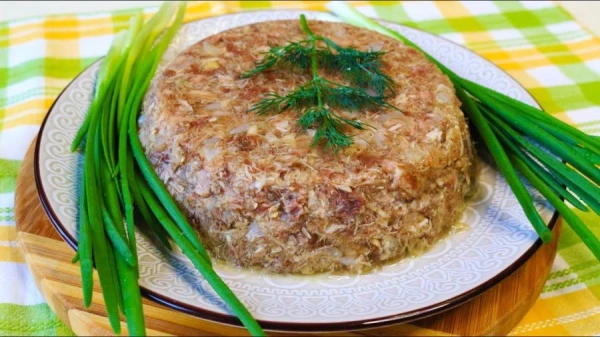 Диетолог рассказала, при каких заболеваниях следует избегать холодца