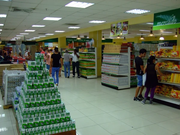 Изображение к статье: В таких магазинах Гаваны торговля ведется за конвертируемые песо - это аналог "Березки" в СССР.