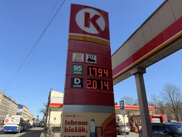 Цена на топливо в Риге достигла двух евро за литр. Это нормально?