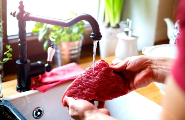 Как правильно мыть мясо и яйца перед приготовлением, объясняет врач