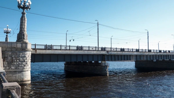 Ищут уже 5 дней: продолжаются поиски Софии, возможно упавшей в Даугаву с Каменного моста