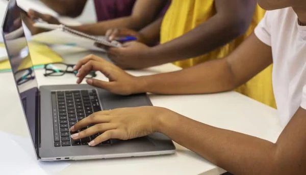 Изображение к статье: Закон обязывает соцсети и цифровые сервисы внедрять меры для предотвращения доступа несовершеннолетних.