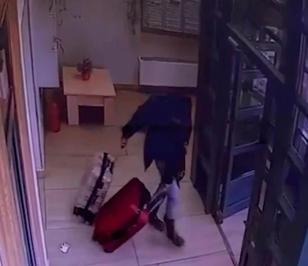 Изображение к статье: Момент, когда убийца выкатывает чемоданы с останками жертвы, попал на камеры.