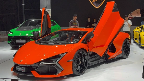 Изображение к статье: Lamborghini Revuelto - яркое авто.