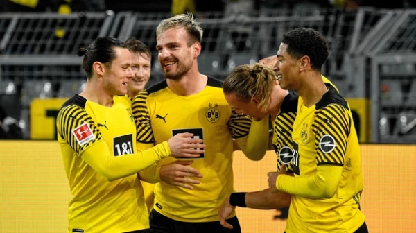 Дортмундская «Боруссия» добилась сверхволевой победы над «Гамбургом». Хозяева пробили три пенальти