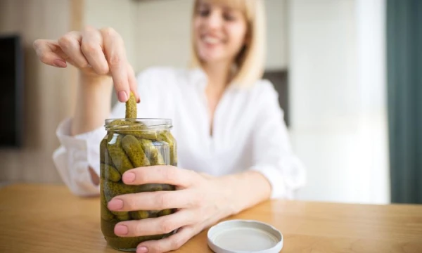 Желание употреблять соленое может быть связано с гормональными изменениями, утверждает врач