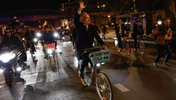 Изображение к статье: Социалист Эмманюэль Грегуар, новый мэр Парижа, направляется к зданию мэрии на прокатном велосипеде.