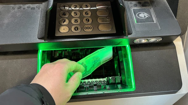 Изображение к статье: Население все еще не отказывается от наличности.