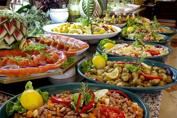 Турецкий отельер рассказал, какую еду экономные отели пускают «на второй круг»